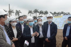 Bộ trưởng Bộ Giao thông Vận tải cùng đoàn công tác kiểm tra tiến độ thi công dự án thành phần cao tốc Bắc Nam phía Đông, đoạn Cao Bồ-Mai Sơn và Mai Sơn-Quốc lộ 45. (Ảnh: Việt Hùng/Vietnam+)