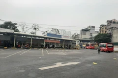 Dù gần về cuối giờ chiều nhưng chỉ lác đác có vài xe khách vào bến Giáp Bát. (Ảnh: PV/Vietnam+)