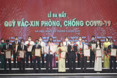 Đại diện các doanh nghiệp sau khi ủng hộ Quỹ Vắc xin phòng chống COVID-19. (Ảnh: CTV/Vietnam+)