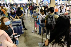 Những ngày qua, hàng khách đến sân bay Tân Sơn Nhất đi máy bay ngày một đông hơn (Ảnh: CTV/Vietnam+)