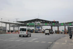 Phương tiện lưu thông qua một trạm thu phí BOT. (Ảnh: Việt Hùng/Vietnam+)