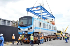 Toa xe đầu tiên của đoàn tàu tuyến metro số 1 Thành phố Hồ Chí Minh (Bến Thành-Suối Tiên) được tháo dỡ, đưa xuống xe vận chuyển. (Ảnh: Tiến Lực/TTXVN)