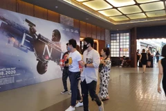 Rạp chiếu phim đông trở lại vì Tenet