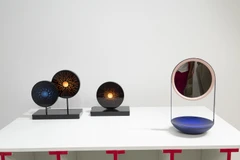 Bộ gương sơn mài của nhà thiết kế Marie-Aurore (Ảnh: PV/Vietnam+)