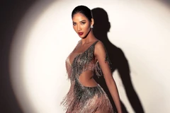 [Photo] Á hậu Hoàng Thùy thần thái quyến rũ chào sân Miss Universe