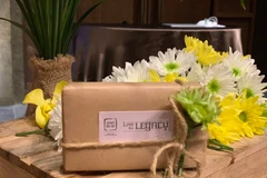 Bánh xà phòng tái chế. (Ảnh: CTV/Vietnam+)