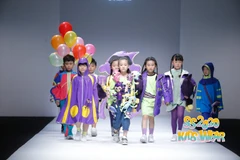 Dàn mẫu nhí Việt trình diễn bộ sưu tập sắc màu của thương hiệu thời trang ABAER. (Ảnh: Jundat/Vietnam+)