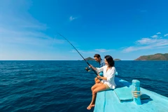 Dong thuyền ra khơi thả câu trên đảo. (Ảnh: CTV/Vietnam+)