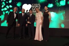 Đại diện Tổng cục Du lịch Việt Nam (giữa) nhận cúp tại lễ trao giải. (Ảnh: CTV/Vienam+)