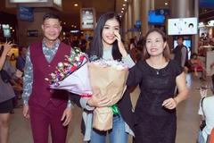 Kiều Loan trở về trong vòng tay đón chào của cha mẹ. (Ảnh: CTV/Vietnam+)