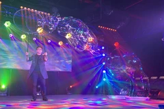 Chương trình biểu diễn bong bóng nghệ thuật nổi tiếng của phù thủy Fan Yang là cái "bắt tay" của Hiệp hội Du lịch Việt Nam với nghệ sỹ tài năng này trong việc góp phần quảng bá hình ảnh điểm đến Việt Nam. (Ảnh: Xuân Mai/Vietnam+)