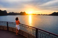 Vẻ đẹp dưới ánh tà dương trên vịnh Hạ Long. (Ảnh: CTV/Vietnam+)