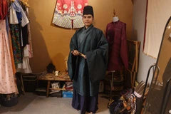 Toàn cảnh áo Giao Lĩnh với 5-6 mảnh vải ghép lại tạo thành thân áo. (Ảnh: PV/Vietnam+0