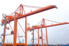 Cần trục QC 11-12 chuẩn bị xếp dỡ hàng tại cầu 1 Chi nhánh Cảng Tân Vũ. (Ảnh: Nguyễn Thị Minh Huệ/TTXVN)