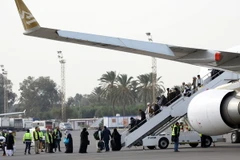 Hành khách đáp máy bay tại sân bay quốc tế Tripoli (Libya) ngày 20/1. Ảnh minh họa. (Nguồn: THX/TTXVN)