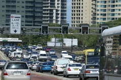 Ôtô lưu thông trên một tuyến phố ở Sydney, Australia. (Nguồn: AFP/TTXVN)