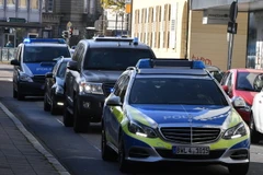 Đoàn xe cảnh sát áp giải đối tượng Yamen A tới tòa án liên bang ở Karlsruhe, tây nam Đức ngày 1/11/2017. (Nguồn: AFP/TTXVN)