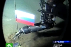 Cánh tay robot của tàu lặn siêu nhỏ Mir-1 cắm cờ Liên bang Nga ở đáy Bắc cực, dưới độ sâu 4261m, ngày 3/8/2007. (Nguồn: AFP/ TTXVN)