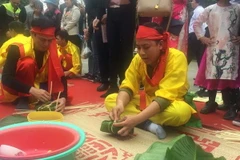 Thi gói bánh chưng. (Ảnh: Mạnh Minh/TTXVN)