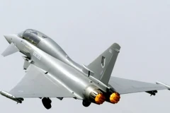 Máy bay phản lực Eurofighter Typhoon do BAE Systems sản xuất bay trình diễn tại Triển lãm hàng không Farnborough, tây nam London ngày 24/7/2004. (Nguồn: AFP/TTXVN)