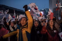 Hàng chục nghìn người Hàn Quốc xuống đường ở thủ đô Seoul biểu tình phản đối Tổng thống Park Geun-Hye ngày 4/3/2017. (Nguồn: AFP/TTXVN)