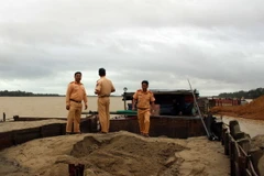 Tàu hút cát trái phép trên sông Thu Bồn bị lực lượng công an tạm giữ. (Ảnh: Đỗ Trưởng/TTXVN)