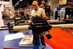 Các loại súng được trưng bày tại triển lãm của Hiệp hội súng trường quốc gia tại St. Louis, Missouri ngày 14/4. (Nguồn: AFP/ TTXVN)