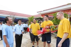 Các bệnh nhân giao lưu, trò chuyện với các thủy thủ. (Ảnh: Trần Lê Lâm/TTXVN)