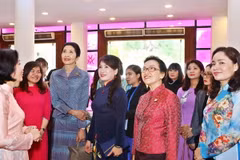 Bà Trần Nguyệt Thu, Phu nhân Thủ tướng Chính phủ Nguyễn Xuân Phúc và Phu nhân các Trưởng đoàn tham quan Bảo tàng Phụ nữ Việt Nam. (Ảnh: TTXVN)