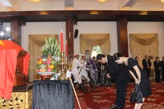 Đoàn Tổng Lãnh sự Nhật Bản viếng nguyên Thủ tướng Chính phủ Phan Văn Khải. (Ảnh: Thanh Vũ/TTXVN)