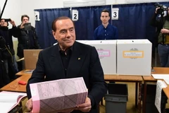 Cựu Thủ tướng Italy Silvio Berlusconi tại điểm bầu cử ở Milan ngày 4/3. (Nguồn: THX/TTXVN)