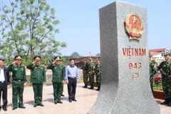 Khảo sát tại cột mốc số 943 (2), nơi sẽ diễn ra Lễ chào cột mốc trong giao lưu hữu nghị Quốc phòng biên giới Việt Nam-Trung Quốc lần thứ 5. (Ảnh: Chu Hiệu/TTXVN)