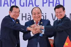 Ba thủ tướng thể hiện tinh thần đoàn kết và hợp tác 3 nước sau khi ký kết Tuyên bố chung Hội nghị Cấp cao hợp tác Khu vực Tam giác phát triển Campuchia-Lào-Việt Nam (CLV) lần thứ 10. (Ảnh: TTXVN)