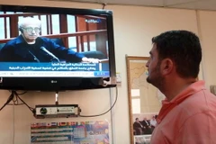 Người dân theo dõi phiên xét xử ông Tariq Aziz, cựu Phó Thủ tướng Iraq dưới thời Tổng thống Saddam Hussein ngày 26/10/2010. (Nguồn: AFP/TTXVN)