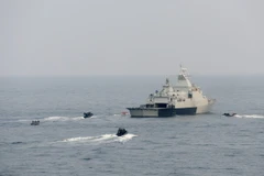 Binh sỹ Trung Quốc và Malaysia diễn tập tình huống giải cứu tàu bị bọn cướp biển tấn công trong cuộc tập trận tại Eo biển Malacca. (Nguồn: THX/TTXVN