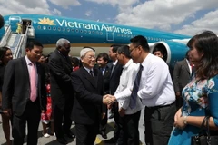 Cán bộ , nhân viên Đại sứ quán, đại diện cộng đồng và sinh viên Việt Nam đón Tổng Bí thư Nguyễn Phú Trọng tại sân bay Quốc tế José Martí. (Ảnh : Trí Dũng/TTXVN)