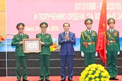 Chủ tịch nước Trần Đại Quang trao Huân chương Quân công hạng Ba cho Trung tâm Nhiệt đới Việt-Nga. (Ảnh: Nhan Sáng/TTXVN)