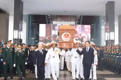 Các đồng chí lãnh đạo Đảng, Nhà nước chuyển linh cữu đồng chí Phan Văn Khải ra linh xa. (Ảnh: Trí Dũng/TTXVN)