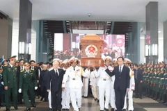 Các đồng chí lãnh đạo Đảng, Nhà nước chuyển linh cữu đồng chí Phan Văn Khải ra linh xa. (Ảnh: Trí Dũng/TTXVN)
