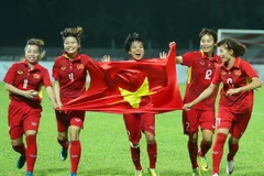 Các nữ cầu thủ Việt Nam vui mừng với tấm huy chương Vàng giành được tại SEA Games 29. (Ảnh minh họa: Quốc Khánh/TTXVN)