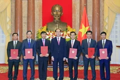 Chủ tịch nước Trần Đại Quang với các đại sứ mới được bổ nhiệm. (Ảnh: Nhan Sáng/TTXVN)