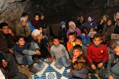 Người Kurd sống tạm trong các hang động tránh chiến dịch quân sự của Thổ Nhĩ Ky tại Afrin, Syria ngày 8/2. (Nguồn: THX/ TTXVN)