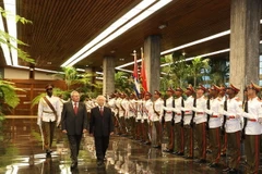 Tổng Bí thư Nguyễn Phú Trọng và Bí thư Thứ nhất Ban chấp hành Trung ương Đảng Cộng sản Cuba, Chủ tịch Hội đồng Nhà nước và Hội đồng Bộ trưởng Cộng hòa Cuba Raul Castro Ruz duyệt đội danh dự Quân đội Cuba. (Ảnh: Trí Dũng/TTXVN)