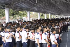 Học sinh huyện Củ Chi viếng nguyên Thủ tướng Phan Văn Khải. (Ảnh: Hoàng Hải/TTXVN)