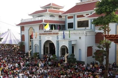 Đông đảo khách thập phương hành hương về thánh đường Tắc Sậy. (Ảnh: Như Bình/TTXVN)