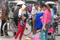 Có một chợ Tết năm phiên bắc cầu hai năm cũ mới 