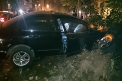 Hà Nội: Cả gia đình kêu cứu trên ôtô đâm đổ cột đèn ở phố Kim Mã 