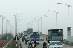 Cảnh sát cứu một phụ nữ định tự tử trên cầu Thanh Trì