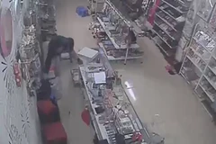 [Video] Lợi dụng sơ hở, kẻ gian trộm túi tiền trong siêu thị mini 