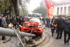 Hà Nội: Tông xe máy, BMW "phanh" bằng cột giao thông